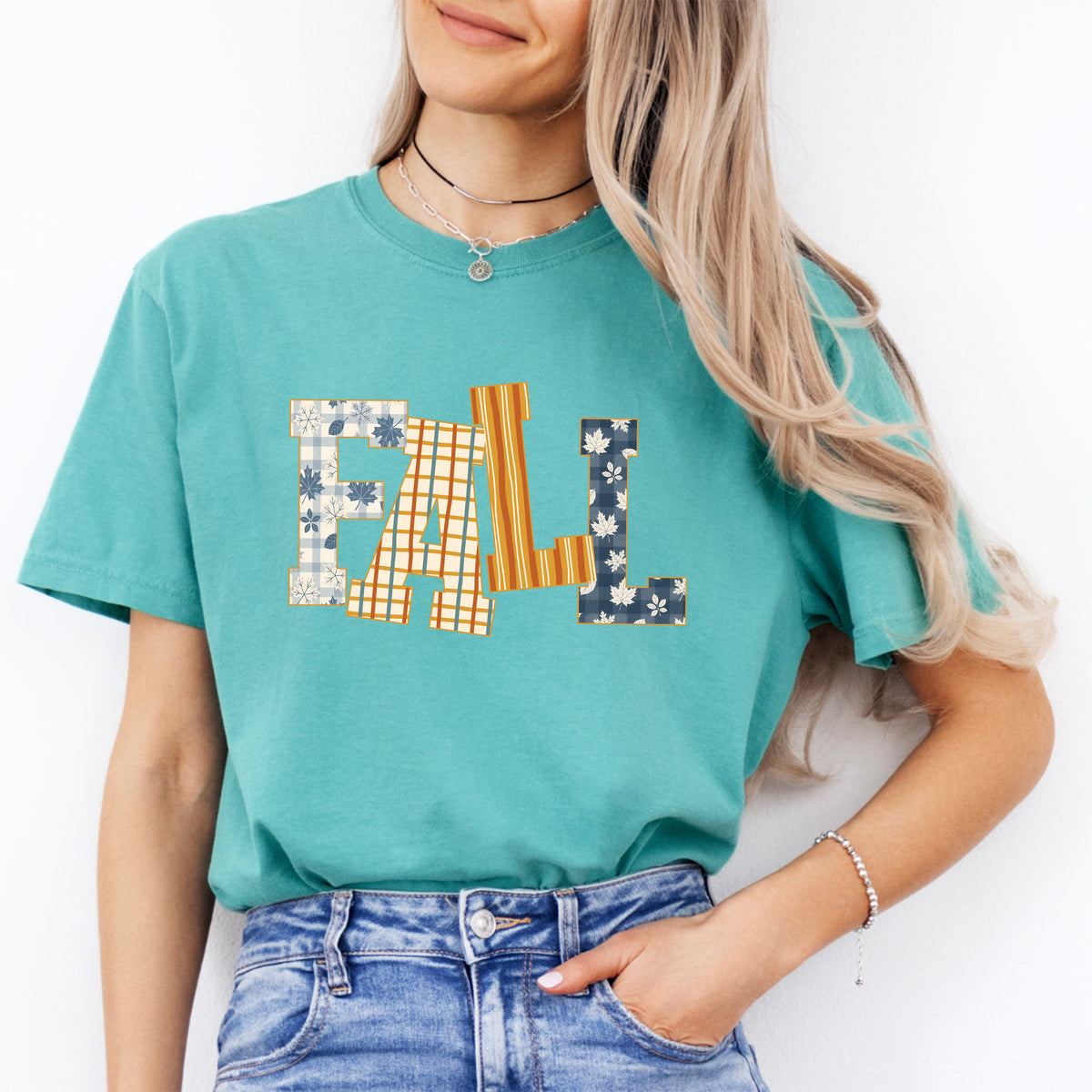 Herbstliches Grafik-Shirt mit Karomuster und „FALL“-Schriftzug