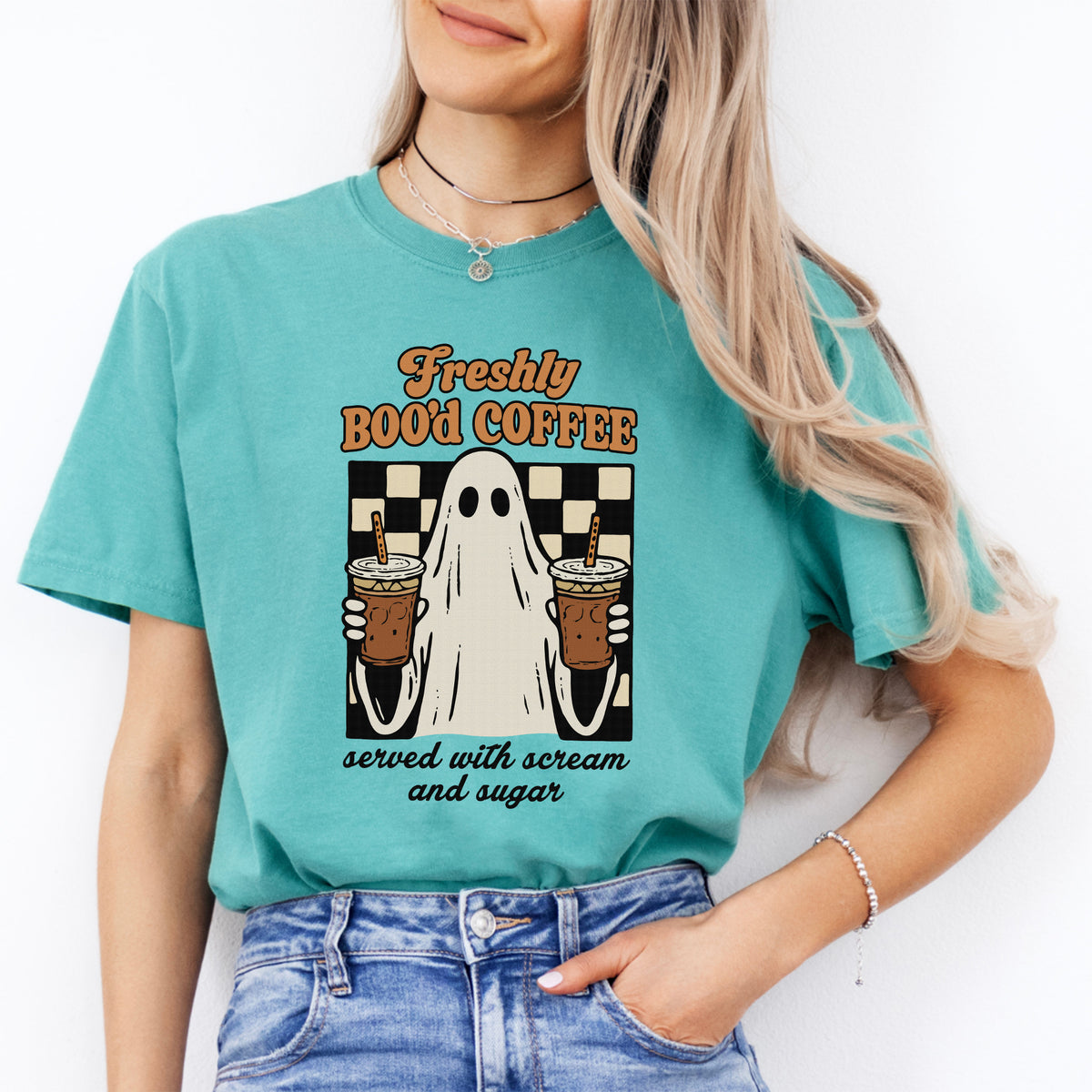 „Freshly Boo'd Coffee“ – Grafik-T-Shirt mit Eiskaffee-Motiv für die Gruselsaison