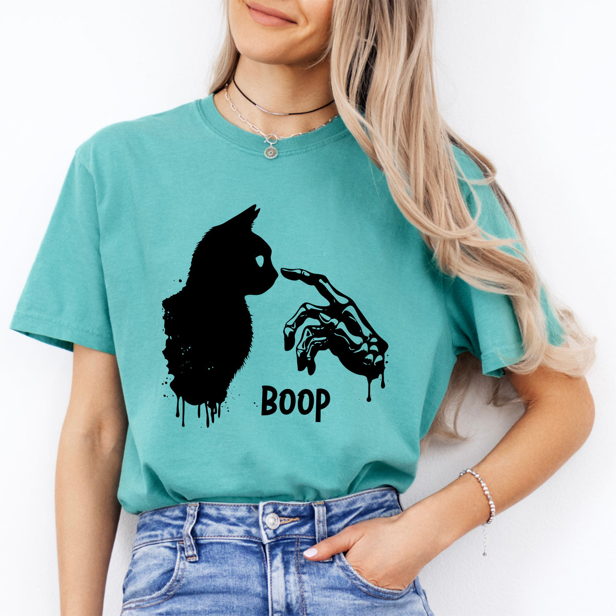 "Boop" Halloween-Grafiktop mit Skelett-Hand und Katze – Gruseliges Kätzchen-Shirt
