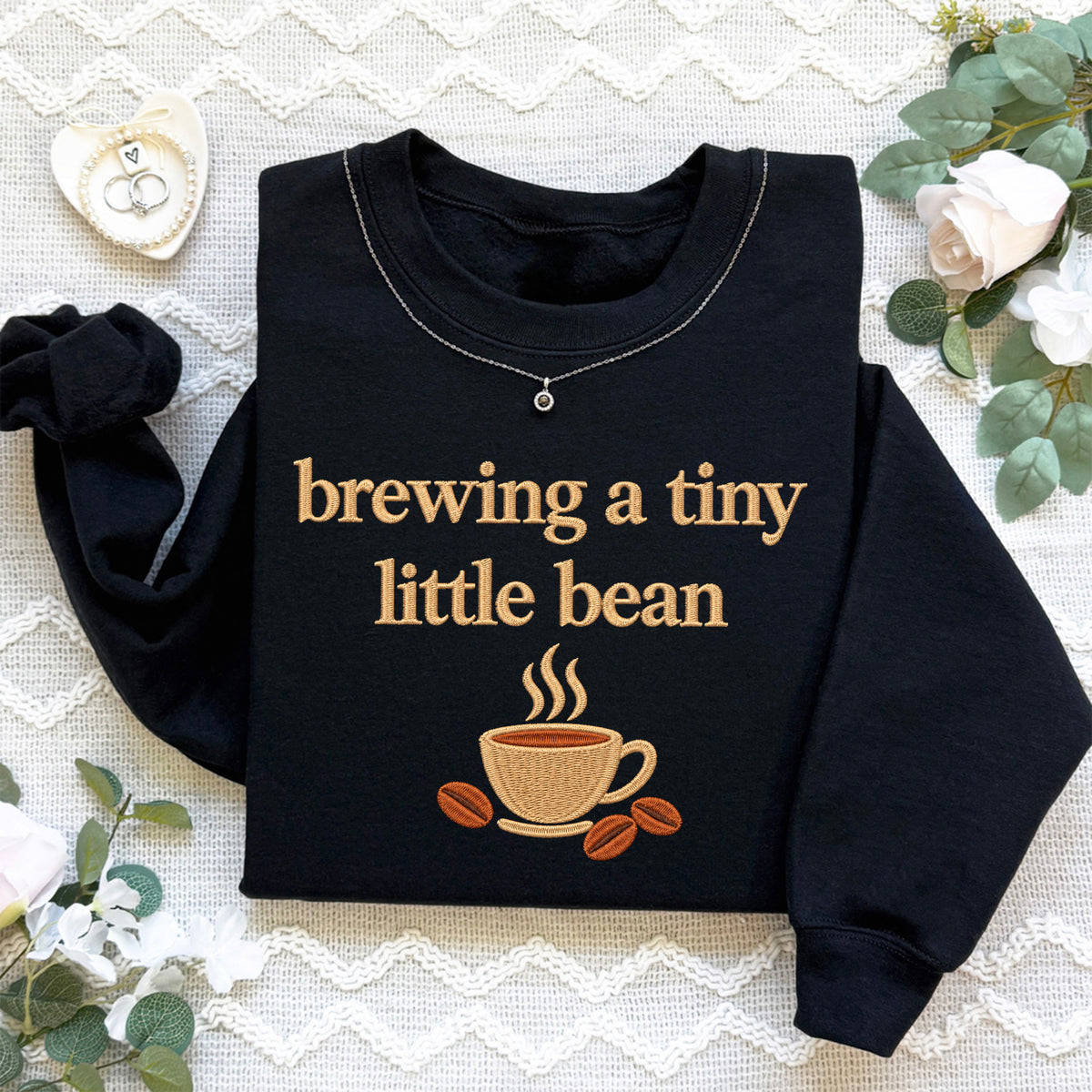 Sweatshirt mit gestickter kleiner Bohne beim Brauen