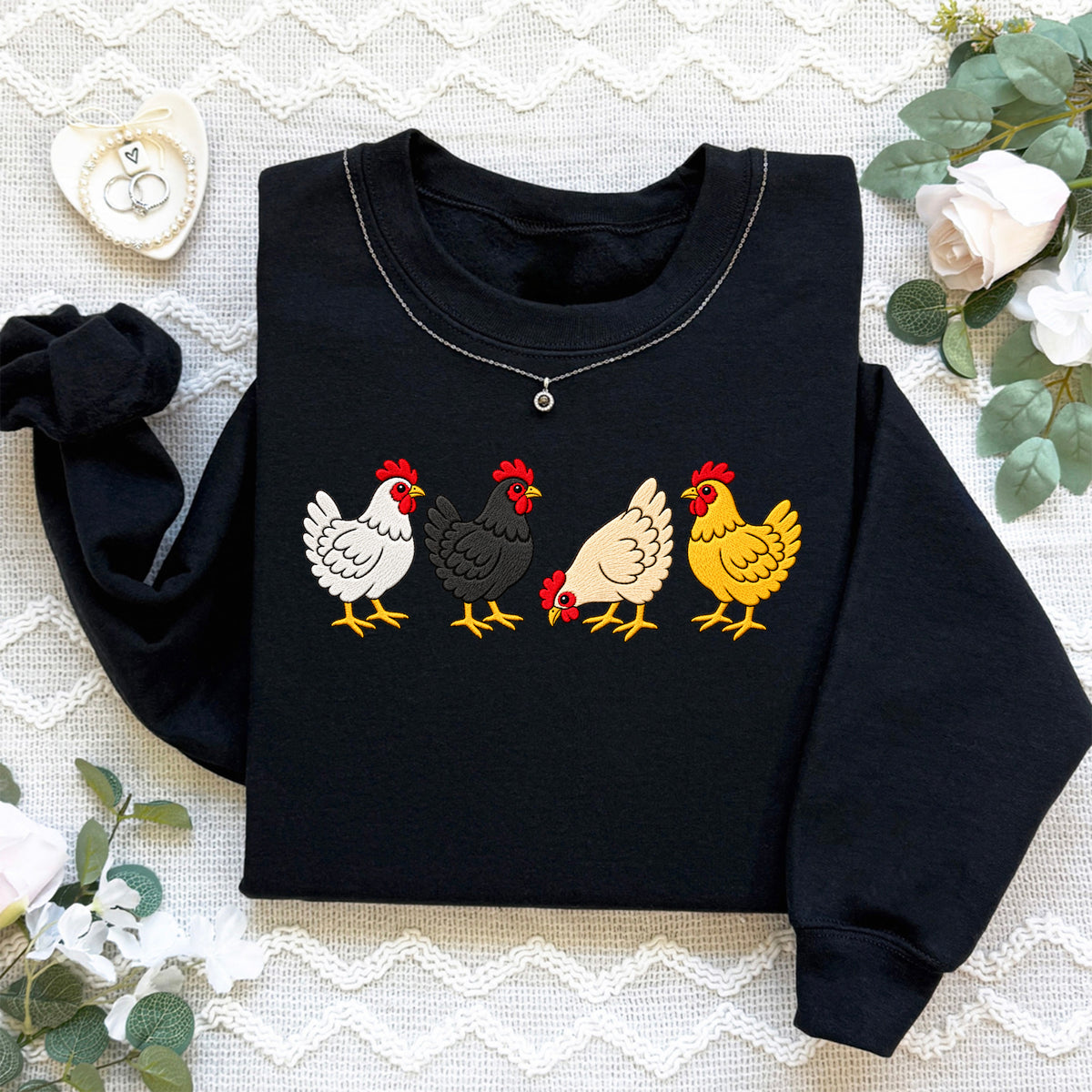 Besticktes Rundhalssweatshirt im Landhaus-Cottagecore-Stil – „Besticktes Huhn“