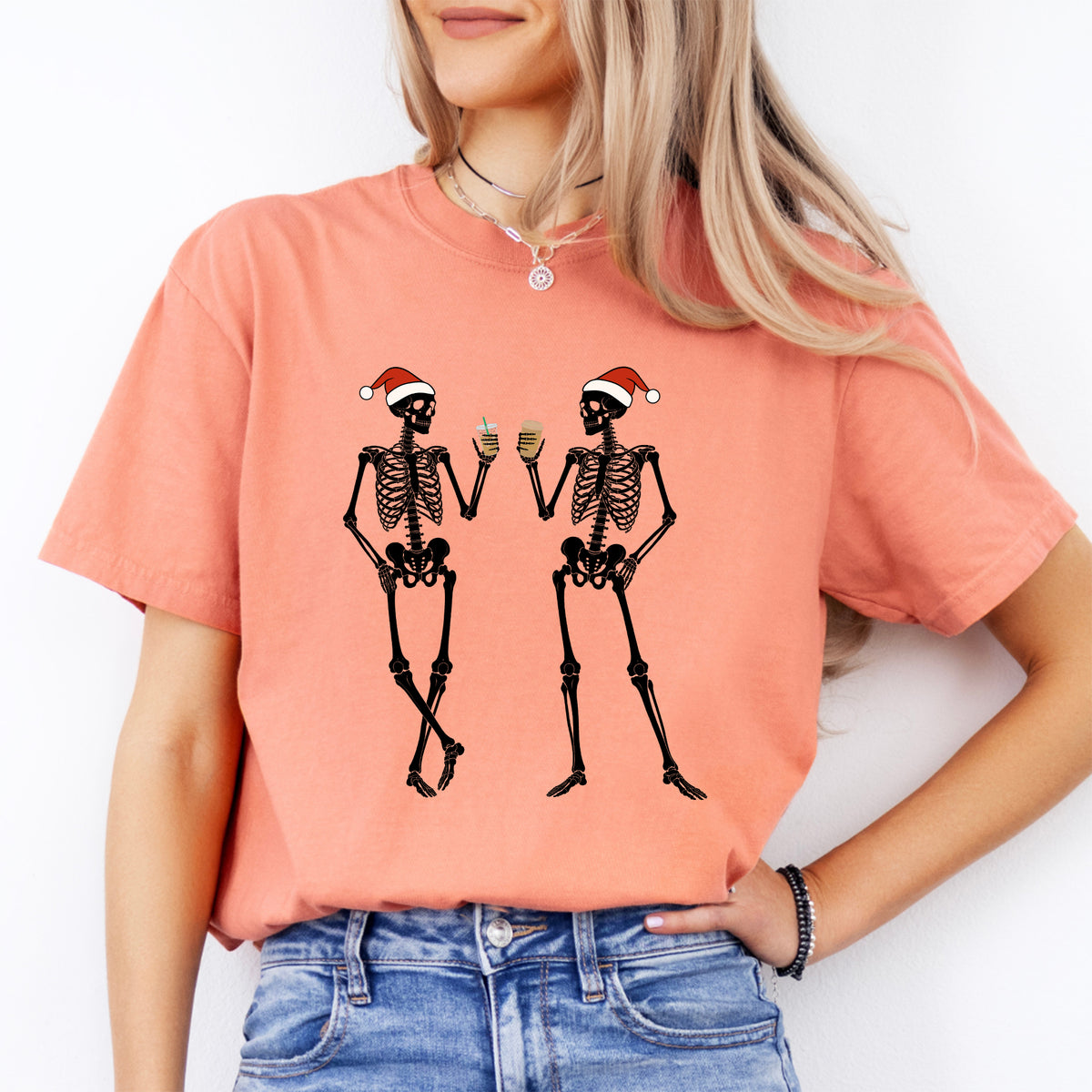 Grafik-T-Shirt mit Weihnachtsskeletten und Eiskaffee – T-Shirt mit festlichem Weihnachtsmann-Hut