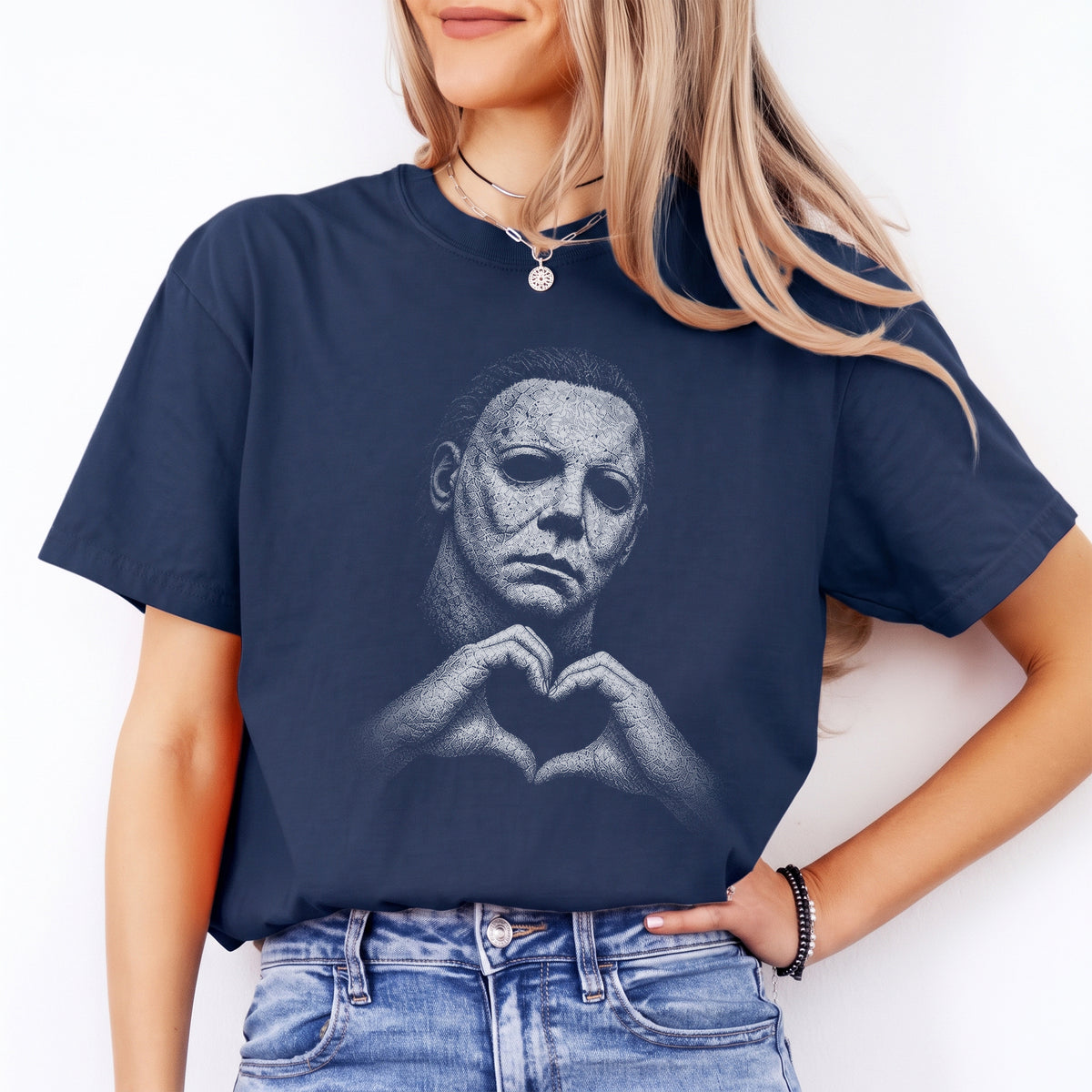 T-shirt graphique vintage avec mains formant un cœur et tueur en série – T-shirt décontracté parodiant l’horreur