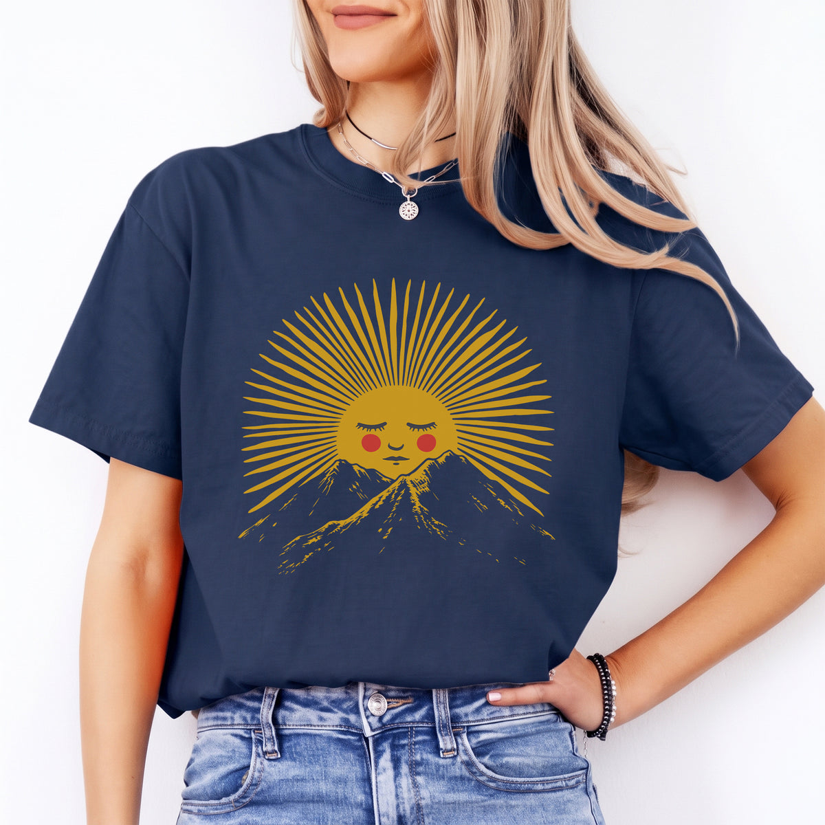 Boho-T-Shirt mit grafischem Motiv aus aufgehender Sonne und Bergen