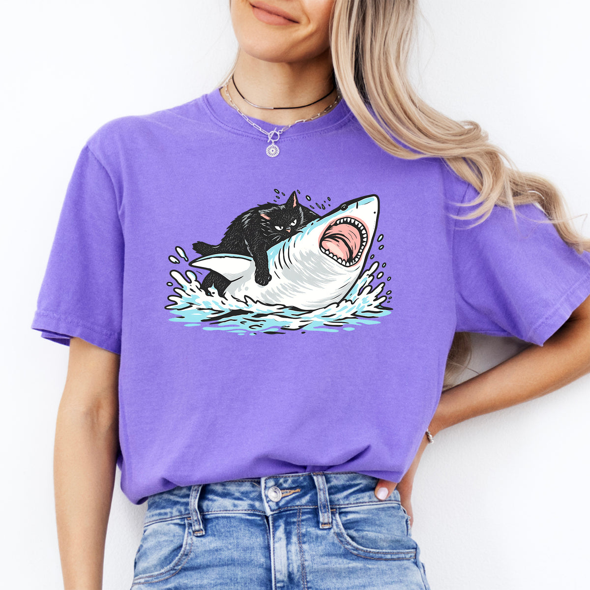 T-shirt amusant avec un chat chevauchant un requin