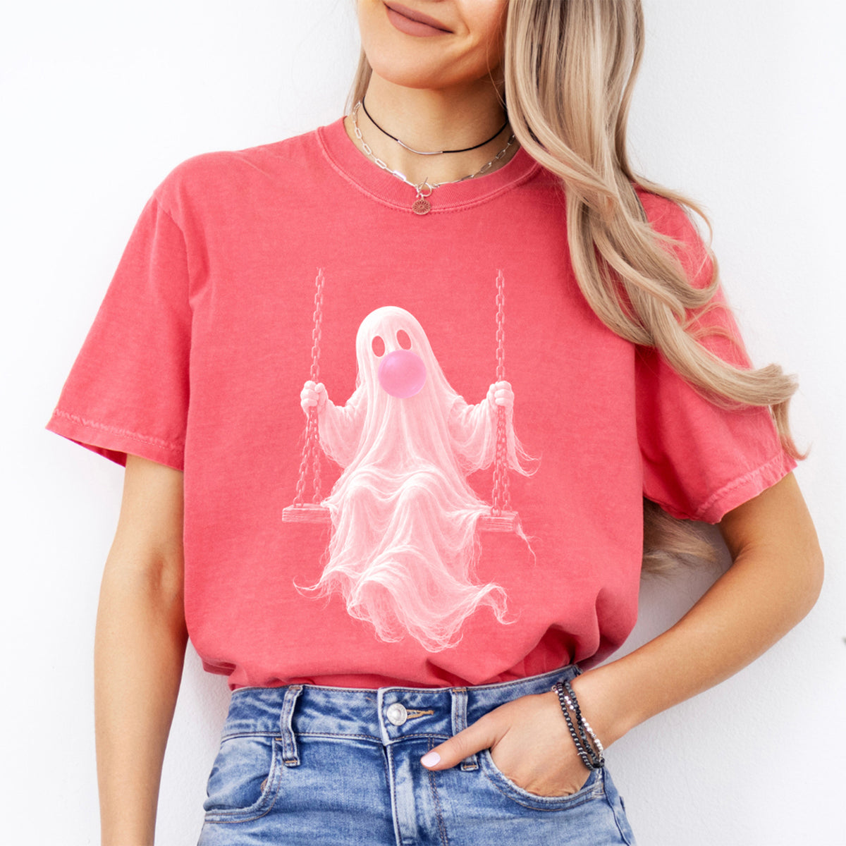 T-shirt graphique avec un adorable fantôme rose bonbon sur une balançoire – T-shirt automnal et spooky
