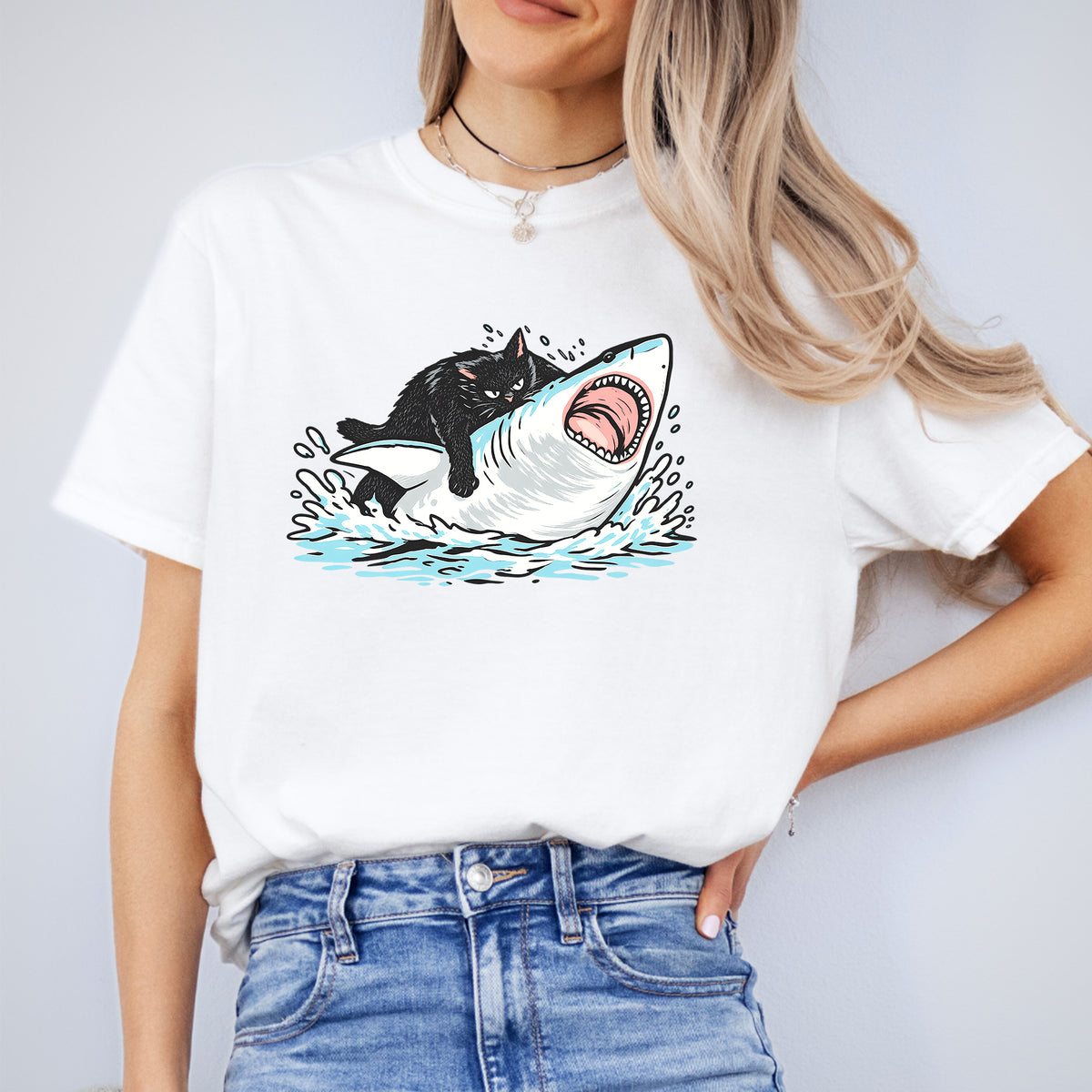 T-shirt amusant avec un chat chevauchant un requin