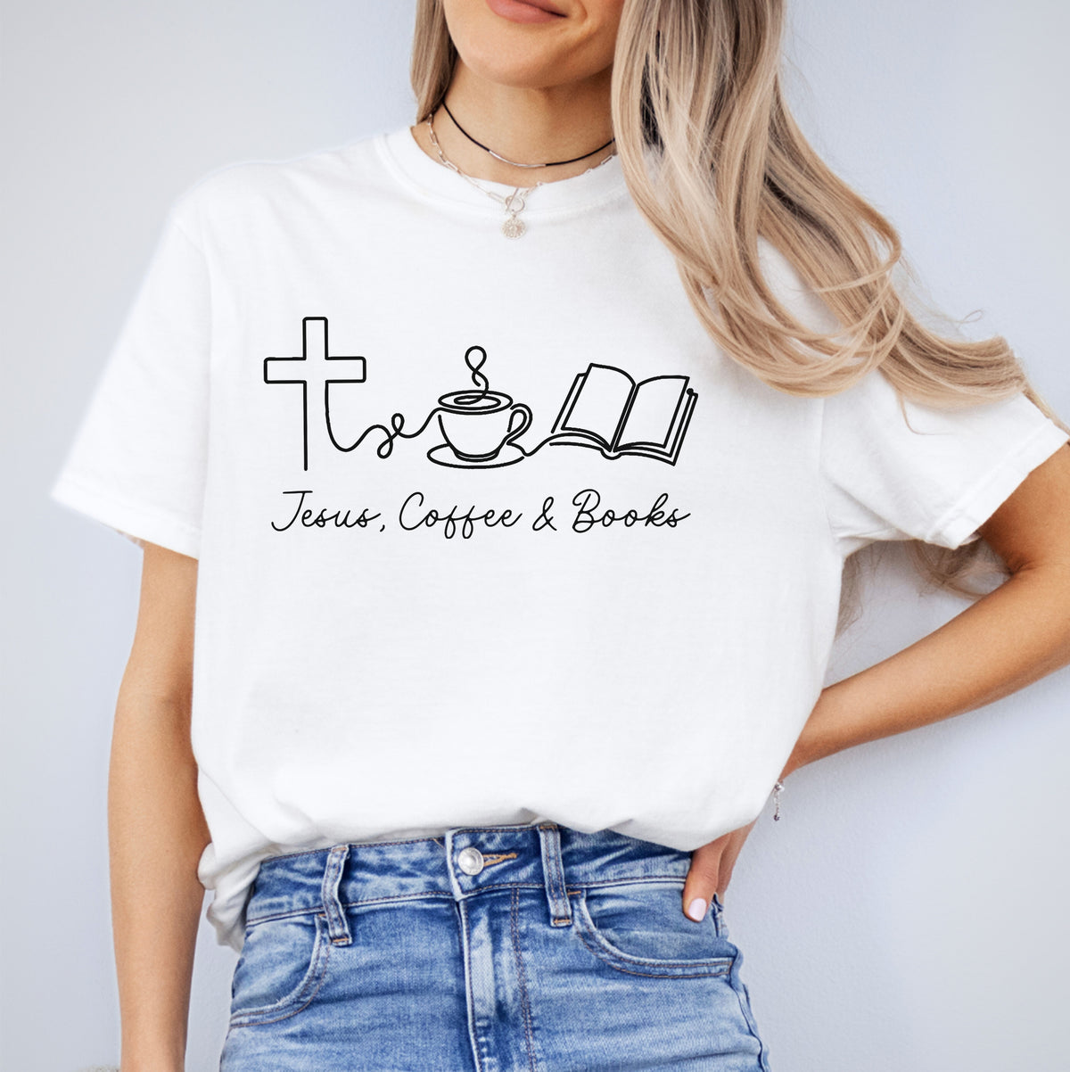 Camiseta de Jesús, café y libros