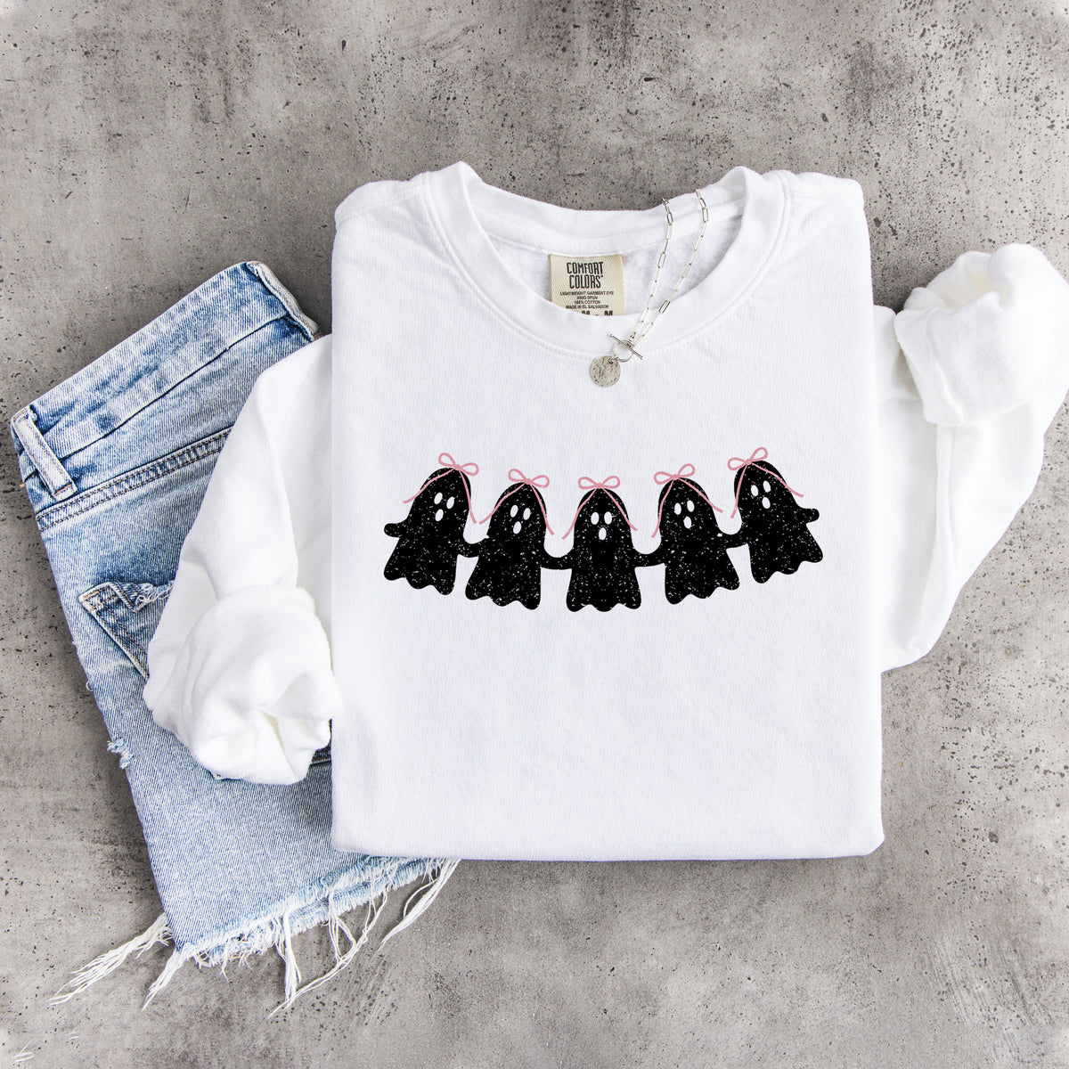 Sudadera polar de Halloween con fantasma y lazo rosa estilo coquette, inspirada en una muñeca de papel