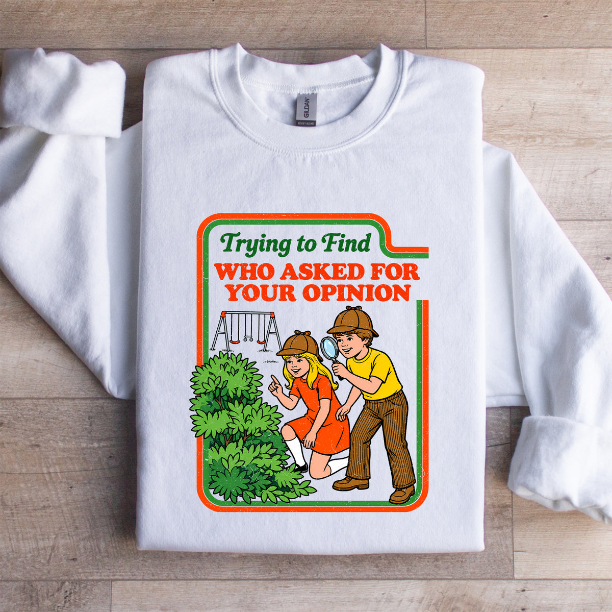 Sweat-shirt ras du cou rétro d’enfant détective au ton sarcastique – « J’essaie de trouver qui a demandé ton avis »