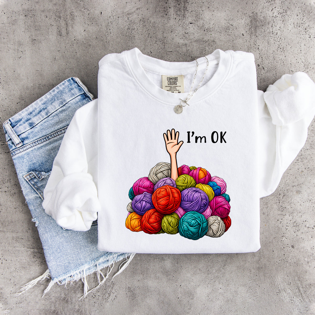 Sudadera de humor para amantes del hilo y las madejas de tejer: «Estoy bien»