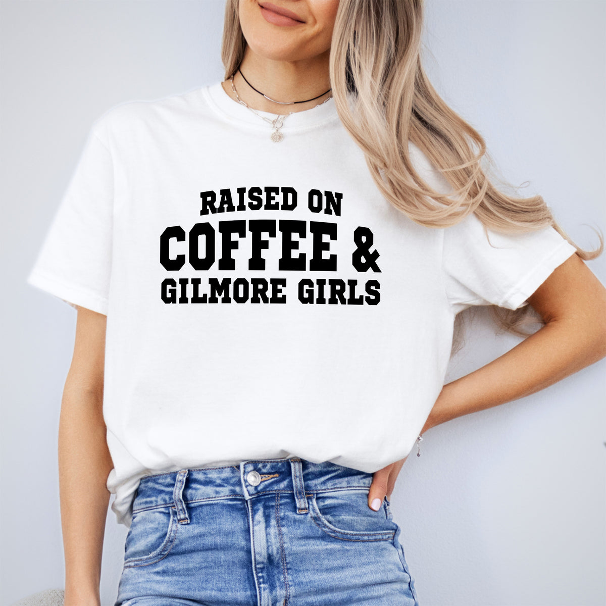 „Mit Kaffee und Gilmore Girls groß geworden“ – Retro-T-Shirt mit Popkulturmotiv und Rundhalsausschnitt