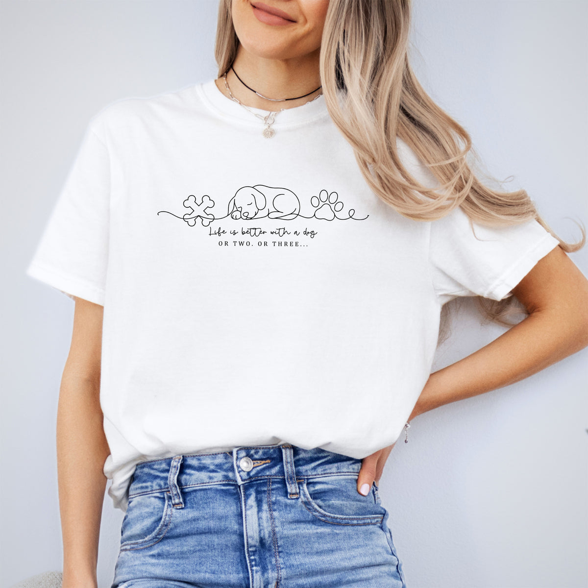 "Das Leben ist besser mit einem Hund" T-Shirt mit Line-Art-Grafik – Shirt für Hundemamas