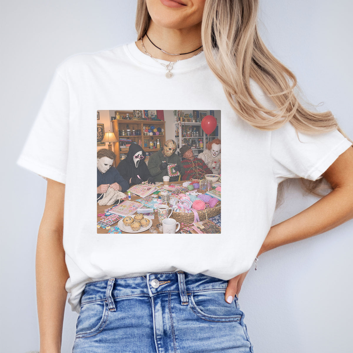 Lässiges Retro-Slasher-Strickclub-Shirt – Oberteil mit „Horrorfilm-Handarbeitsclub“-Grafik