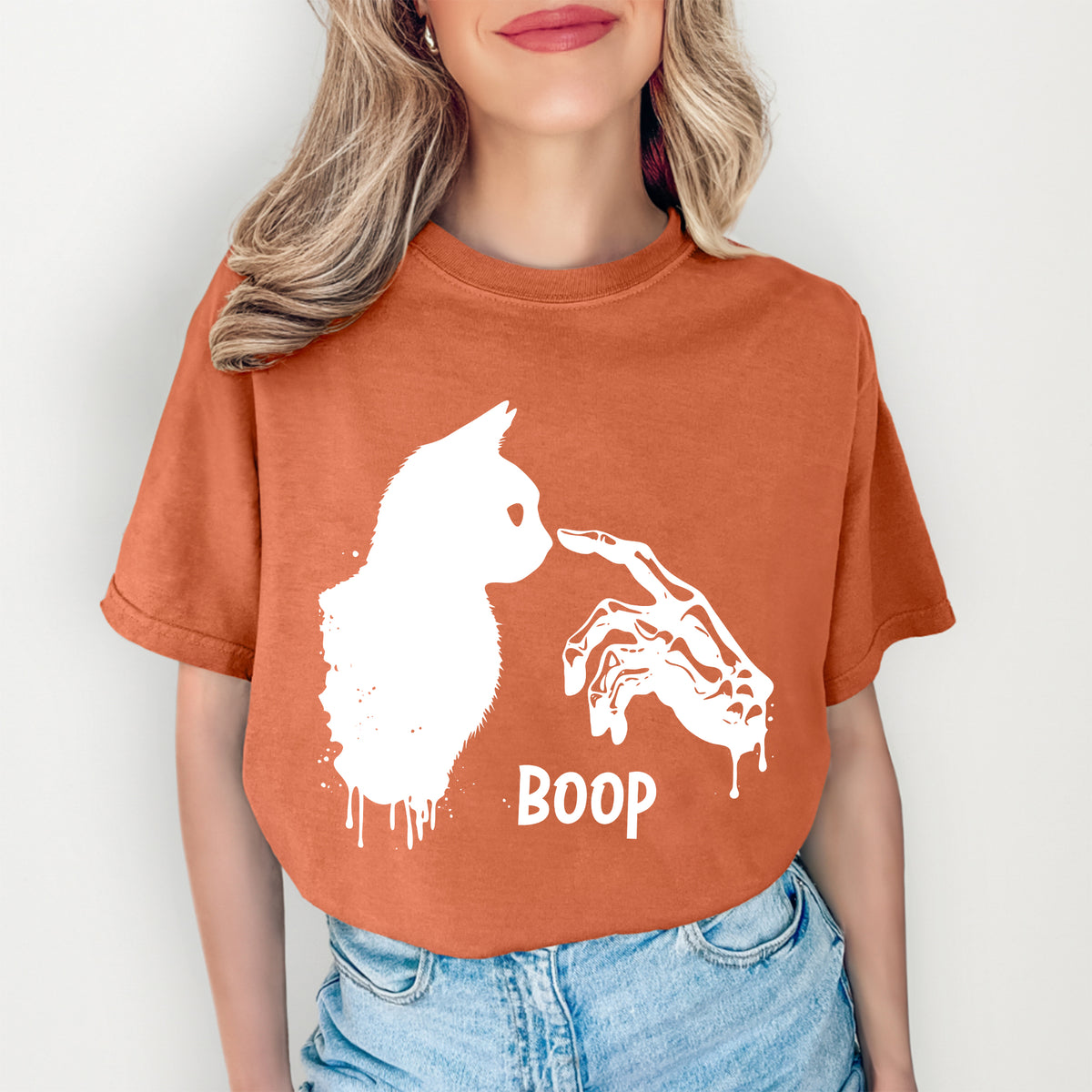 "Boop" Halloween-Grafiktop mit Skelett-Hand und Katze – Gruseliges Kätzchen-Shirt