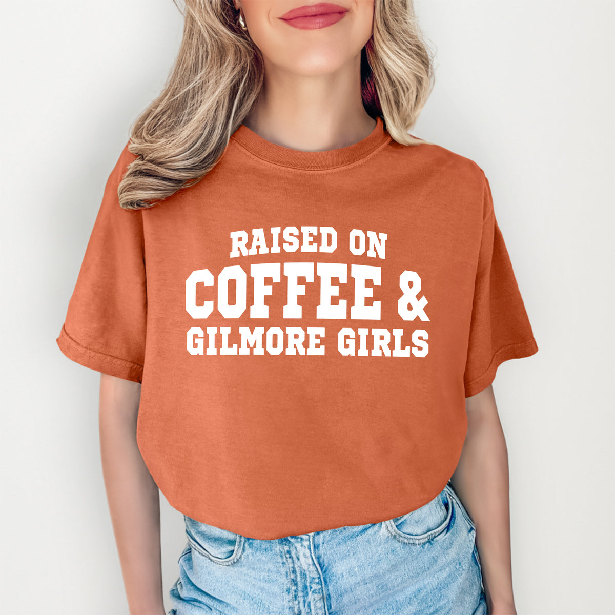 „Mit Kaffee und Gilmore Girls groß geworden“ – Retro-T-Shirt mit Popkulturmotiv und Rundhalsausschnitt