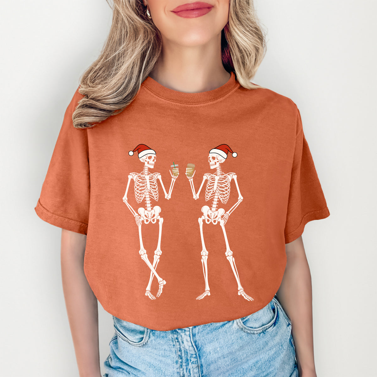 Grafik-T-Shirt mit Weihnachtsskeletten und Eiskaffee – T-Shirt mit festlichem Weihnachtsmann-Hut
