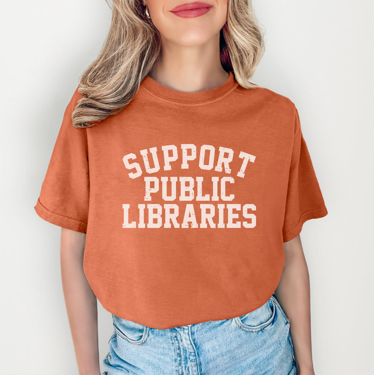Print-T-Shirt für Bibliothekarinnen und Buchliebhaber – \"Unterstützt öffentliche Bibliotheken\"